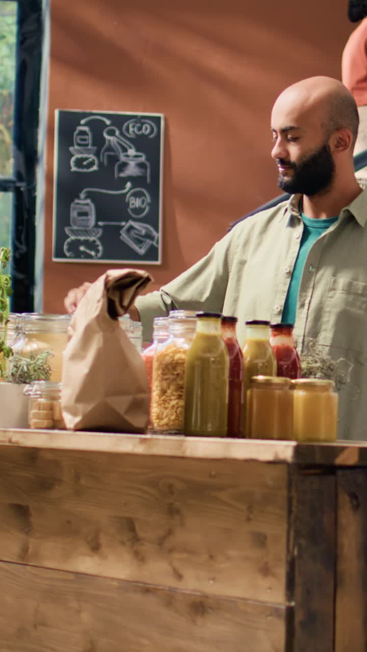 Vídeo vertical de cliente entrando en una tienda de productos orgánicos
