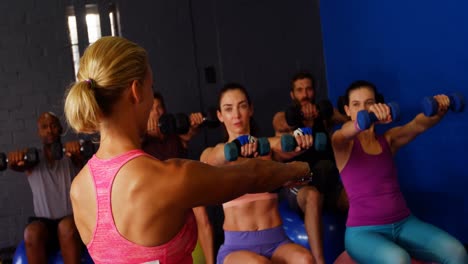 Entrenadora-Instruyendo-A-La-Gente