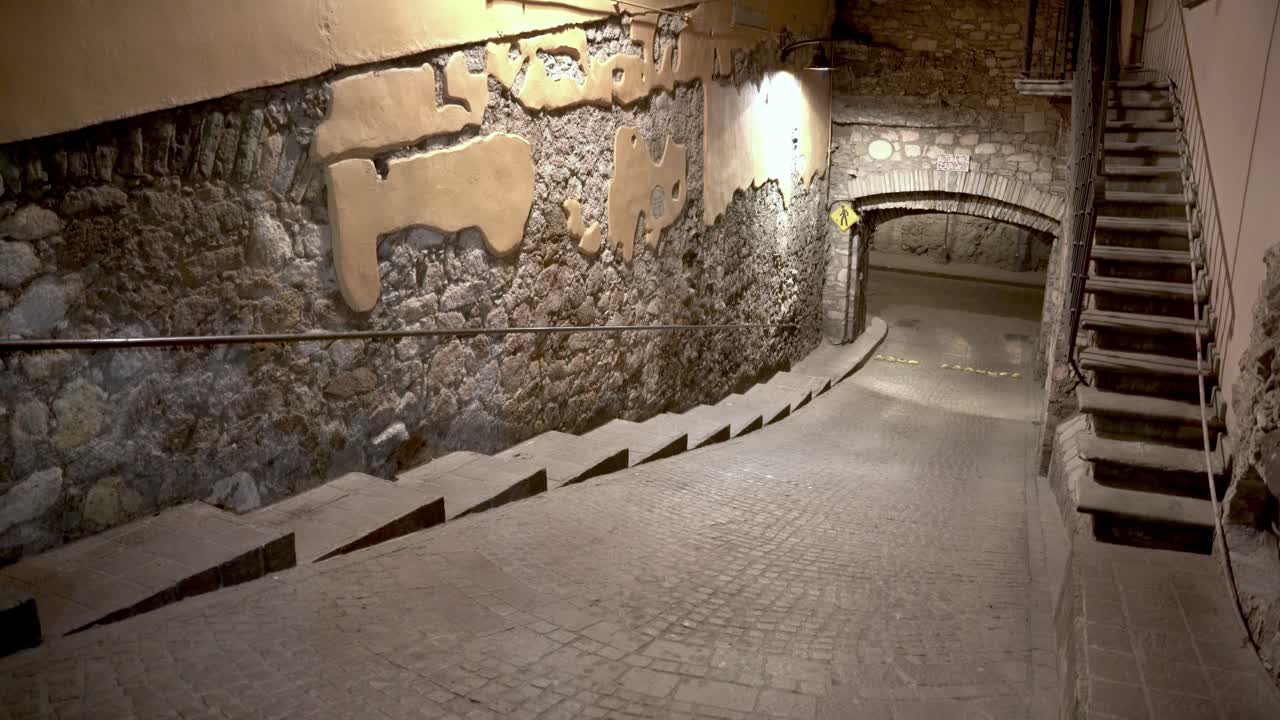 지하수로를 지나는 경찰차