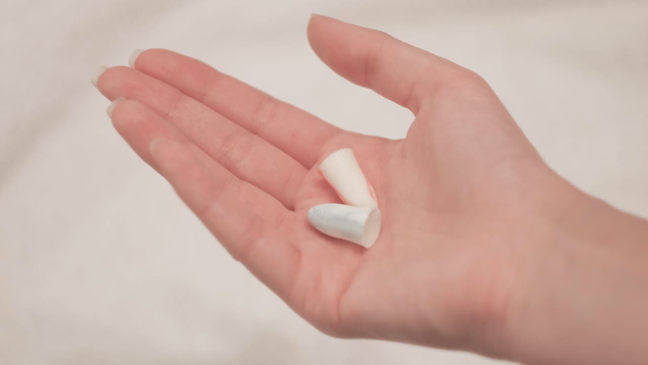 tapones para los oídos con las manos