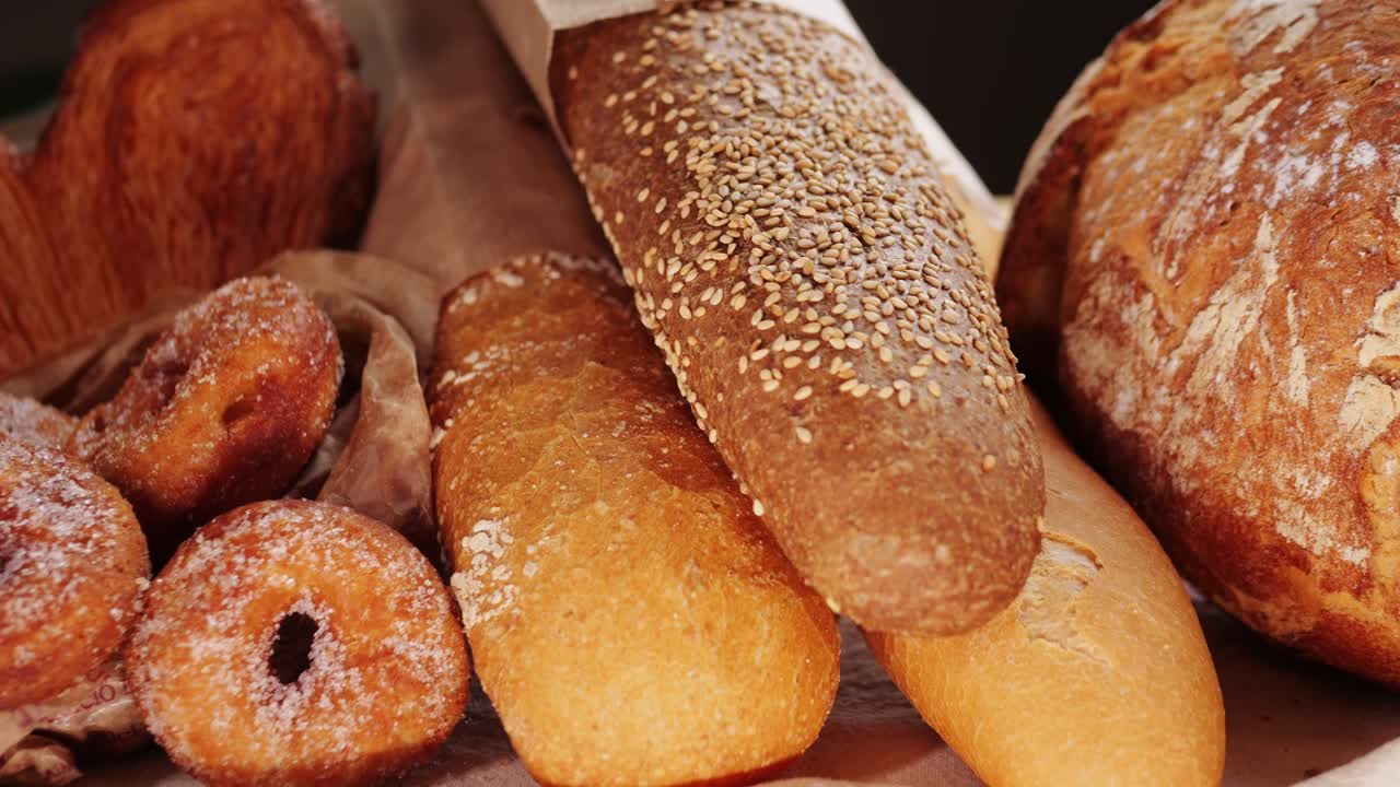 variedad de pan y pasteles recién horneados