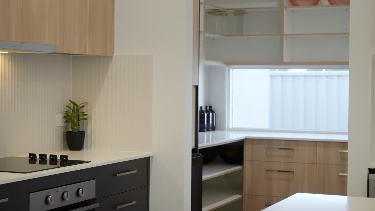 우아 한 주방 인테리어 는 우아 한 카운터, 캐비, 스테인리스 스 기기 들 을 갖추고 있다.