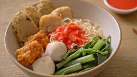 Fideos-De-Huevo-Con-Bolas-De-Pescado-Y-Bolas-De-Gambas-En-Salsa-Rosa,-Yen-Ta-Four-O-Yen-Ta-Fo---Comida-Asiática