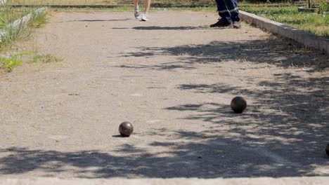 Mädchen-Wirft-Boccia-Mit-Mann-Auf-Einem-Feld