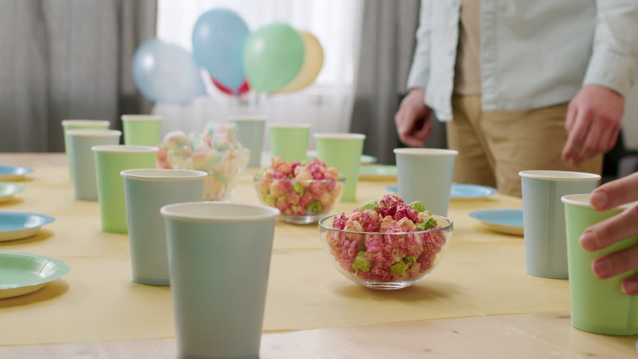 집 을 장식 하는 부부