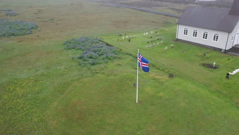 antena de la iglesia de islandia en la playa del océano