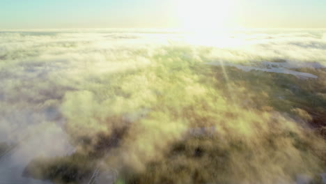 Claro-Amanecer-Escénico-Sobre-La-Inversión-De-Nubes-Volando-Hacia-Adelante-Lentamente