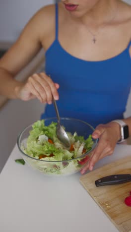 mujer comiendo ensalada
