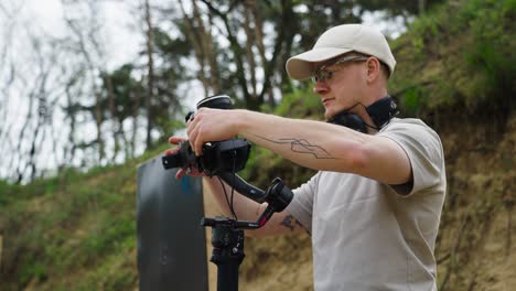 Filmemacher-Balancieren-Kameraausrüstung-Auf-Motorisiertem-Achsen-Gimbal-Stabilisator