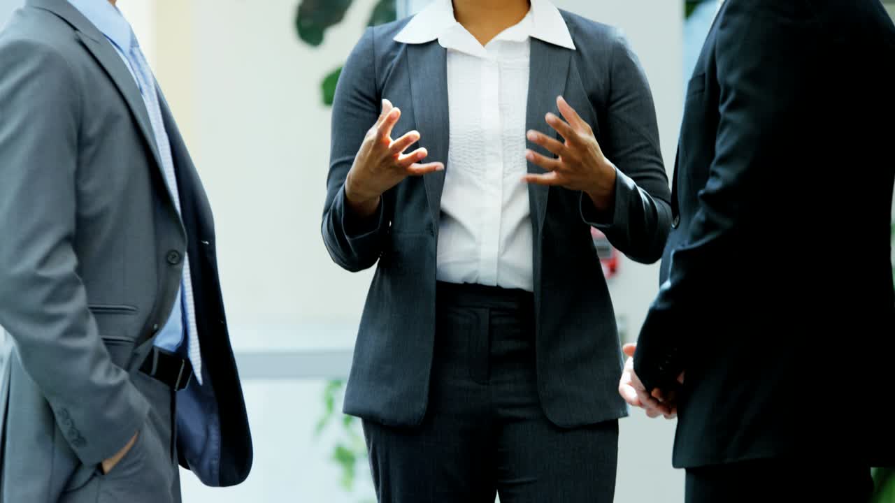 야심 찬 남녀 다민족 비즈니스 팀 회의