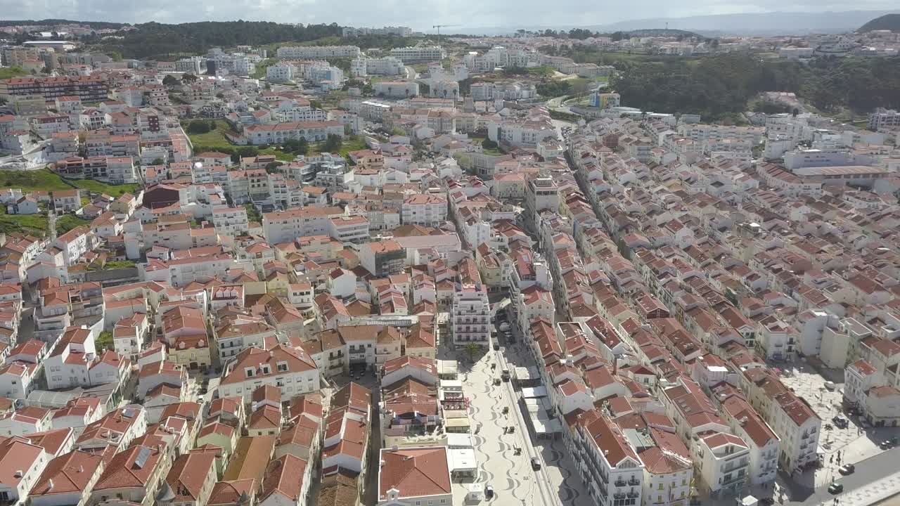 대서양 연안에 있는 나자레 비치 리비에라 (nazare beach riviera) 는 큰 파도에서 서핑을 하는 곳으로, 고대 도시와 산책로의 공중 전망입니다.
