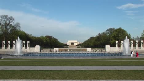 una hermosa vista del monumento a lincoln en la distancia con la piscina reflectante y las fuentes en primer plano