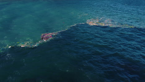 basura flotante en los océanos de vietnam con desechos plásticos