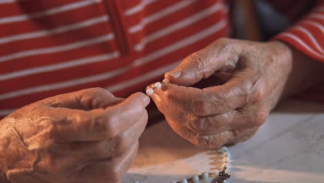 video de 4k de una mujer anciana sosteniendo el santo rosario y orando junto a la santa biblia