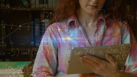 ecuaciones matemáticas contra una estudiante caucásica que usa una tableta digital en la biblioteca de la universidad
