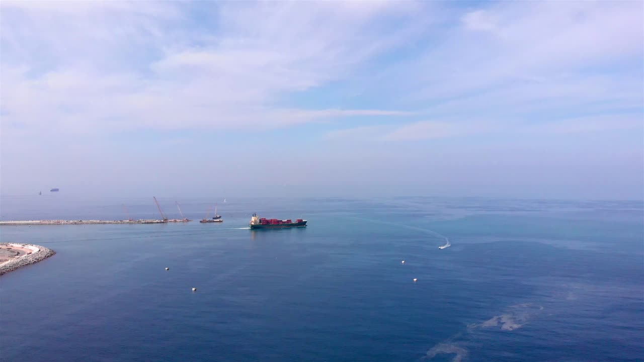 항구에 있는 컨테이너 선박