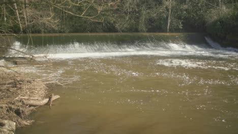 un embalse de flujo rápido en dartmoor, reino unido
