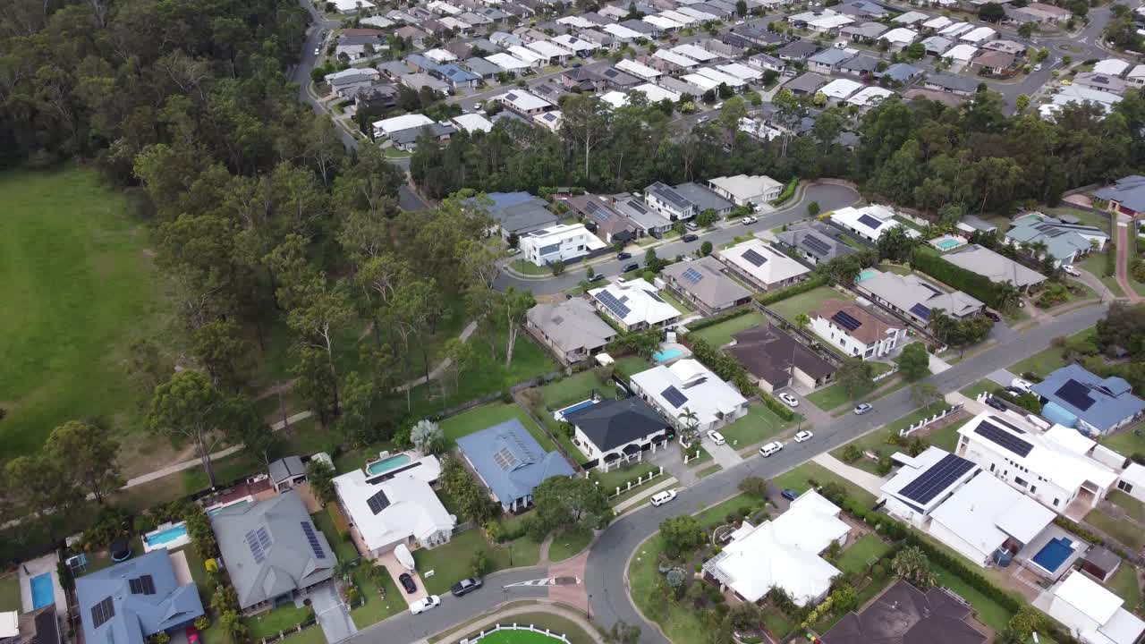 vista aérea de un barrio australiano con densas casas privadas y algunas áreas verdes y árboles