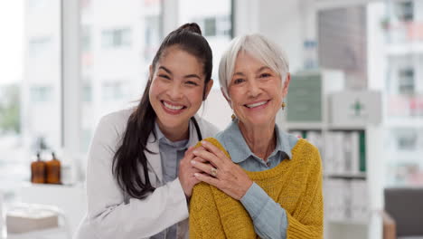 feliz, abrazo y cara de un médico con una mujer