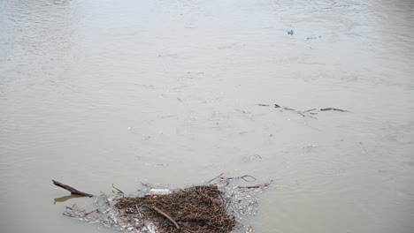 inundación del río en las llanuras aluviales en hungría