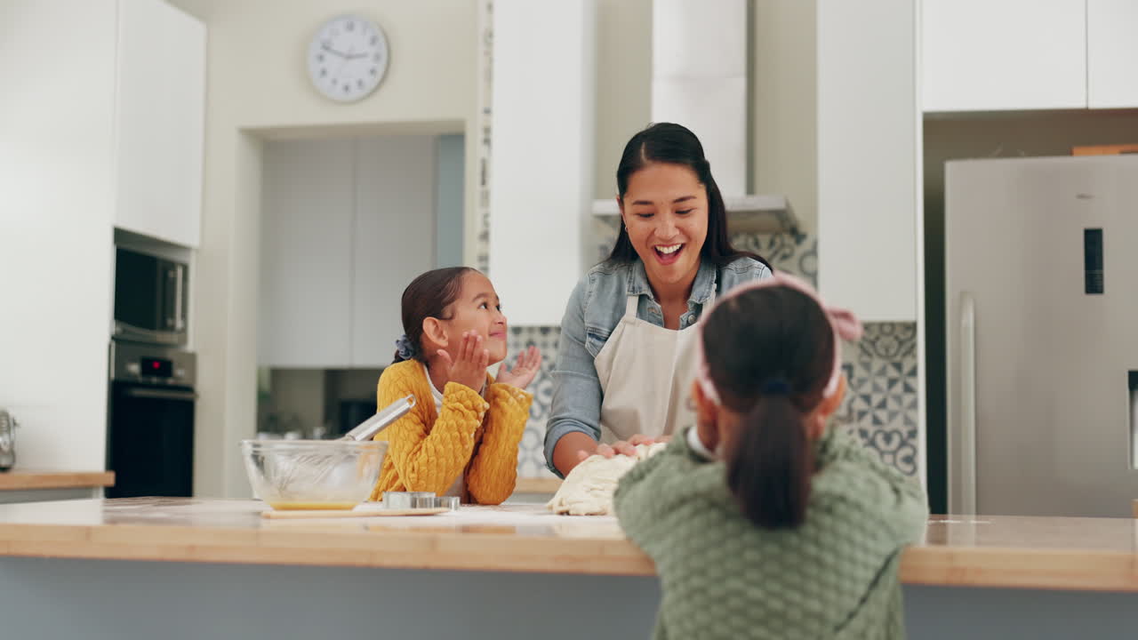 가족,  ⁇ , 그리고 아이들과 함께하는 어머니