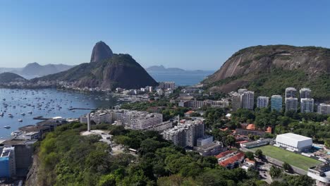 vista aérea de drones rio de janeiro brasil ciudad sudamericana estatua de cristo el redentor en la cima del monte corcovado y para el pan de azúcar montaña copacabana