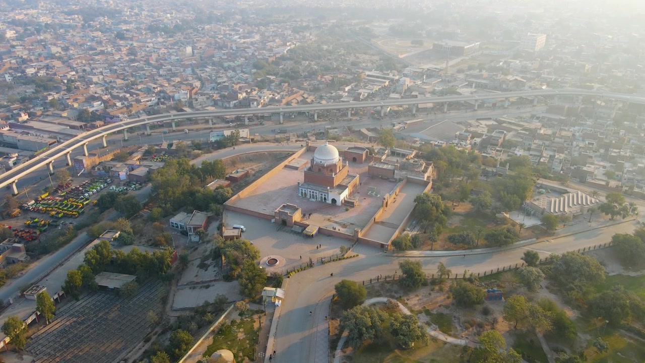 Video 4k de dron de la tumba de Hazrat Bahauddin Zakariya en la ciudad de Multan, Punyab, Pakistán
