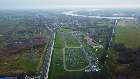 drone disparado dando vueltas alrededor de una estación de transmisión eléctrica, día oscuro y brumoso