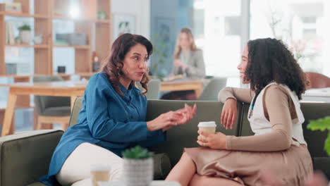 mujeres de negocios en conversación en un moderno espacio de trabajo en una oficina
