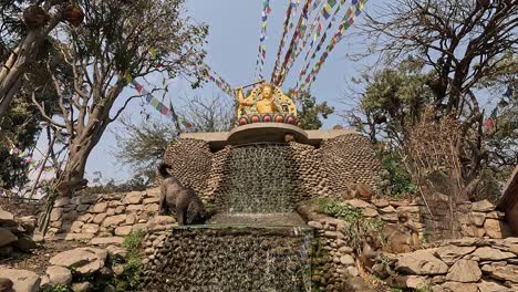 Estatua-Budista-Dorada-Debajo-De-Una-Cascada-Con-Mono