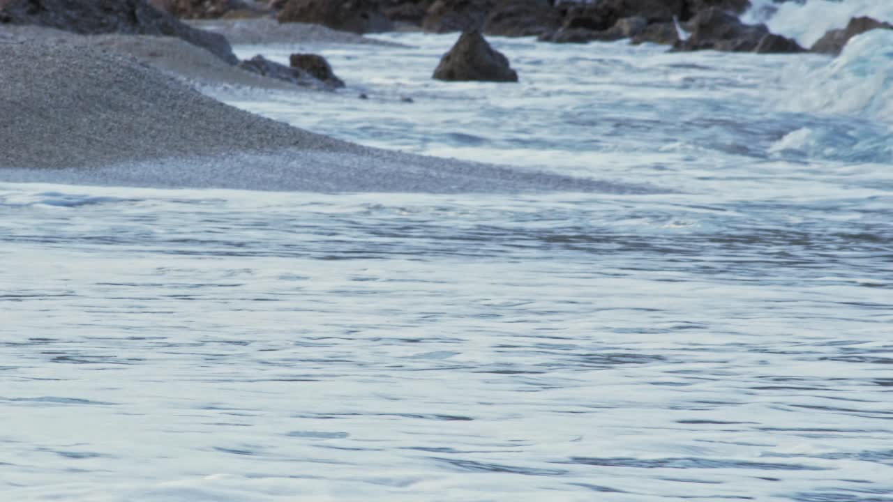 바위 해변과 거품 파도 - 근접 촬영에서 바다 서핑, 그리스의 agia kiriaki 해변