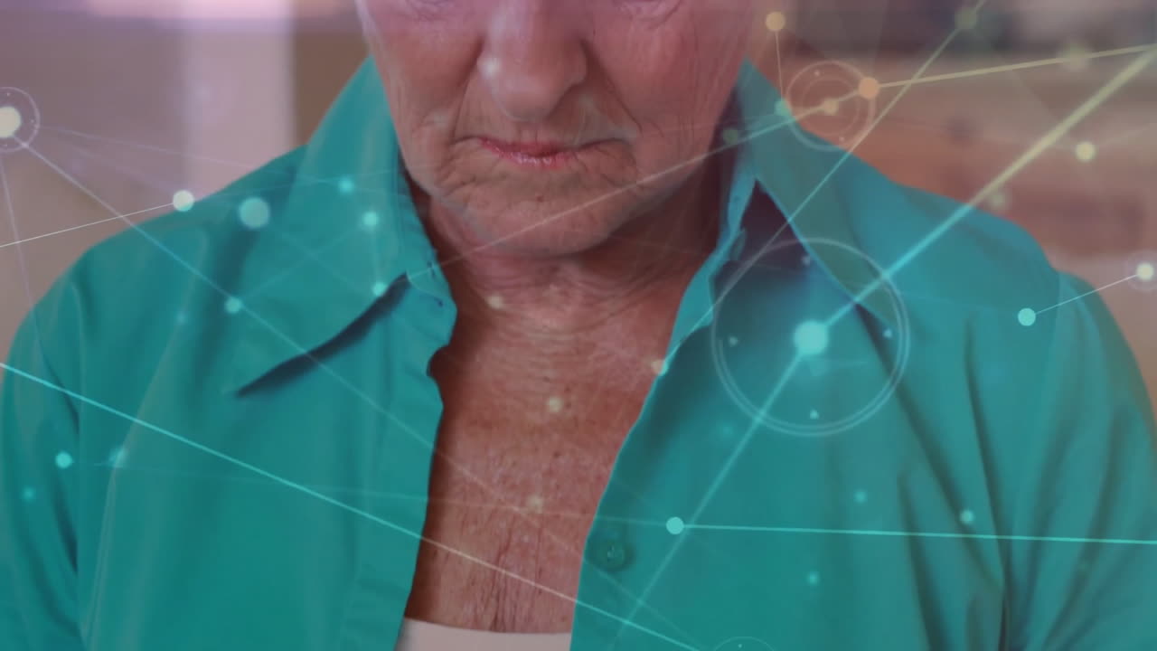 Animazione di una rete di connessioni su donna caucasica che paga con carta tramite laptop
