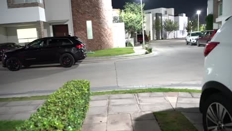 Un-Complejo-Residencial-Seguro-Por-La-Mañana-Con-Autos-Estacionados-Y-Verdes-Alrededor-En-Puebla,-México