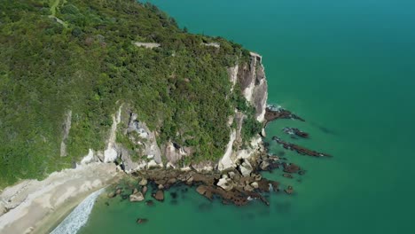 Langsame-Drohnenschwenkung-Um-Den-Aussichtspunkt-Auf-Einer-Klippe-über-Dem-Ozean