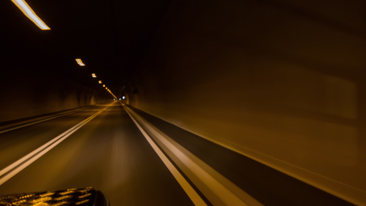 Landrover Tunnel 01