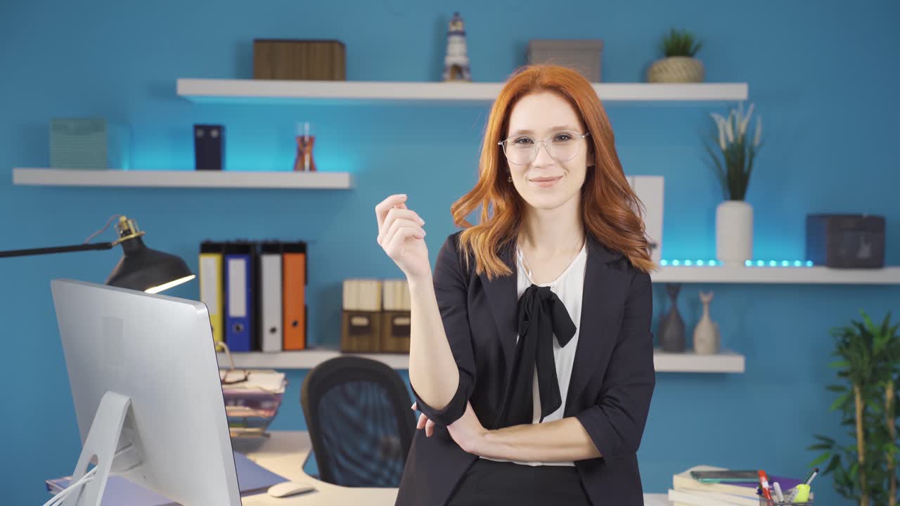 mujer de negocios feliz con gafas mirando a la cámara y sonriendo.