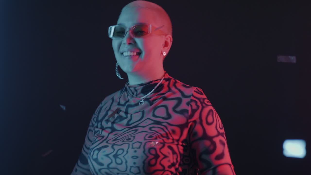 mujer feliz celebrando