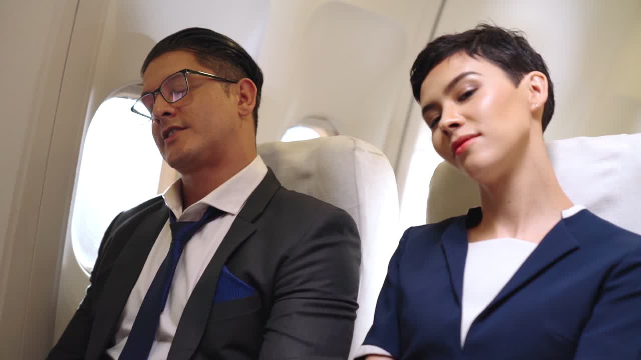 비행기 에서 근육 을 긴장 시키기 위해 스트레칭 하는 승객 들