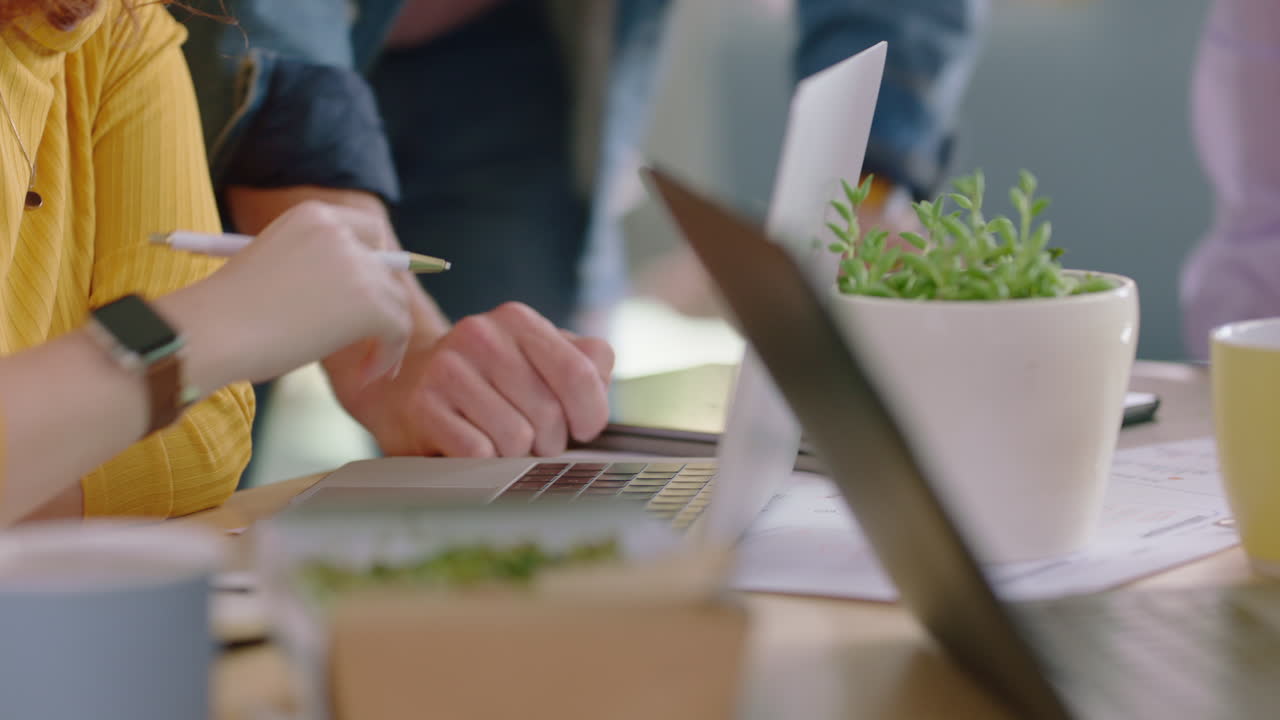 가까운 젊은 사업가 손 브레인스토밍 백인 팀 리더 남자가 조언을 공유하는 친구를 보여주는 지원 다양한 사무실에서 프로젝트 아이디어를 논의