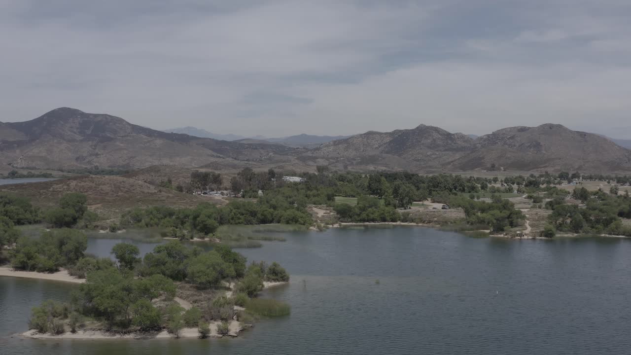 un hermoso disparo aéreo de drones, drones volando hacia las líneas montañosas en el lago skinner - temecula - condado de riverside - california