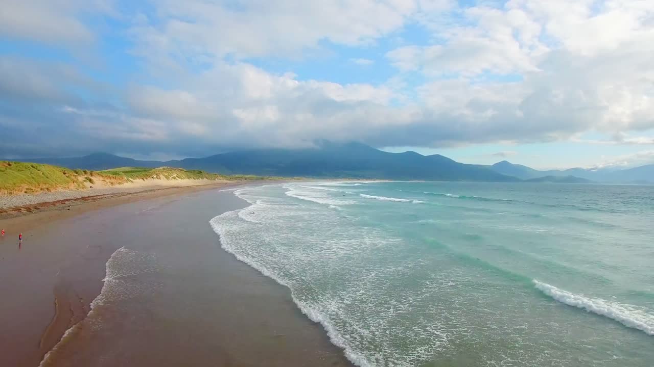 olas que alcanzan la costa 4k