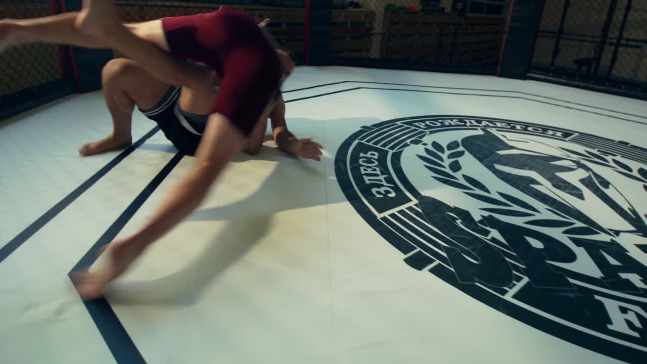 Mixed Martial Arts-trainingssessie in kooi