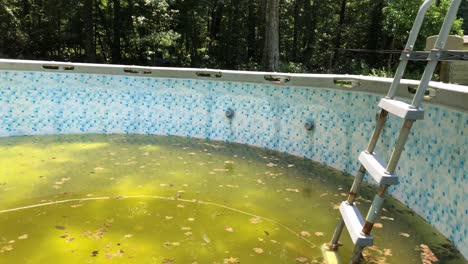 piscina abandonada y el agua se ha vuelto verde y amarilla tóxica