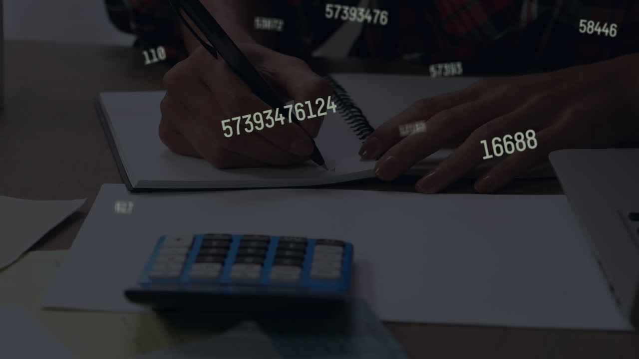 animación de números que cambian sobre la escritura del estudiante en el cuaderno