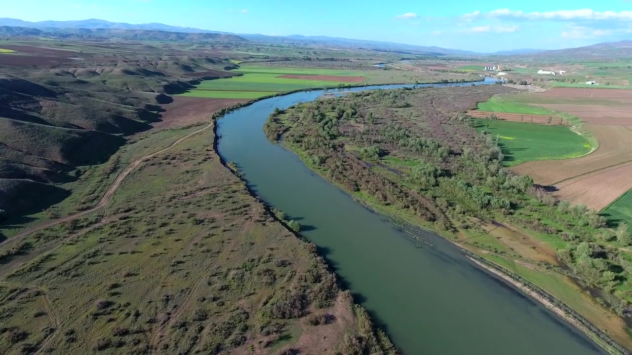 Vista aerea di un fiume serpeggiante attraverso un paesaggio rurale