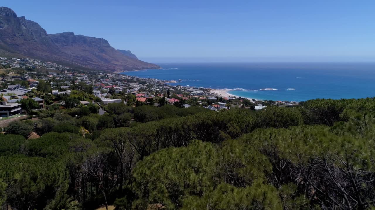 ⁇ 은 날 에 바다 와 도시 의 공중 전망 4k