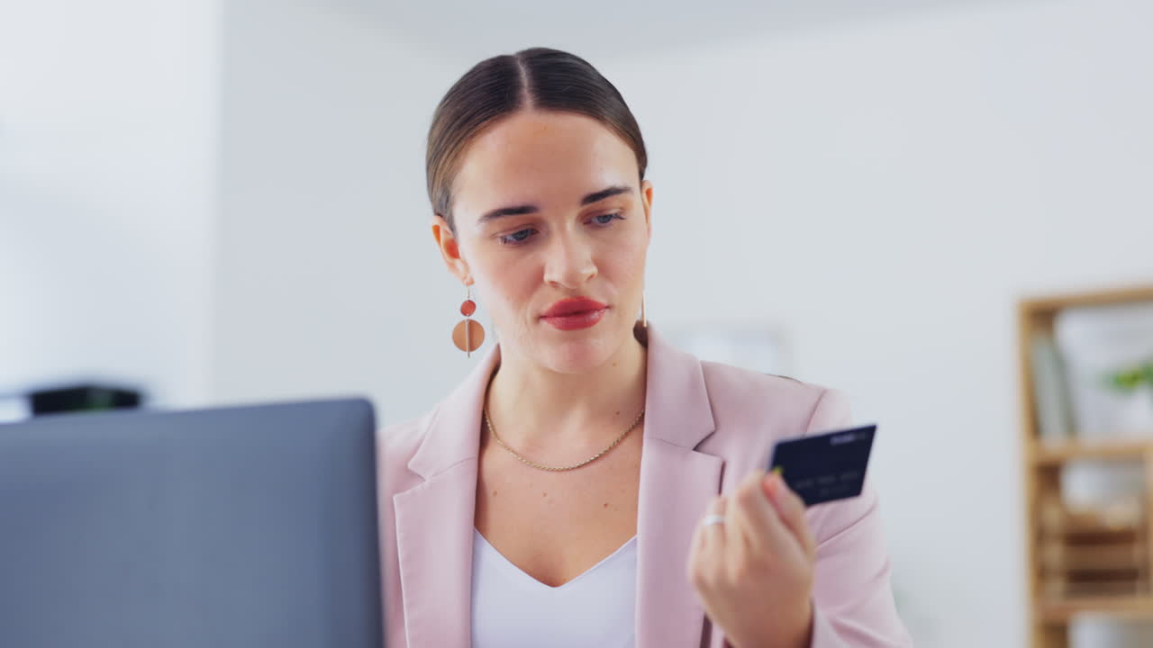 Acquisti online, laptop, carta di credito