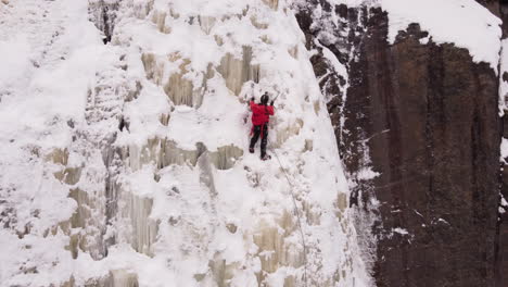 dos escaladores de hielo que escalan en canadá
