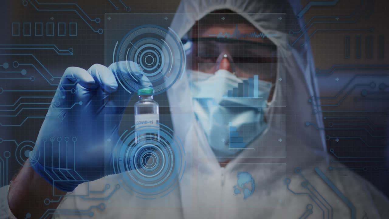 animación de la placa de circuito de computadora y escaneo de alcance sobre el médico caucásico que sostiene la vacuna