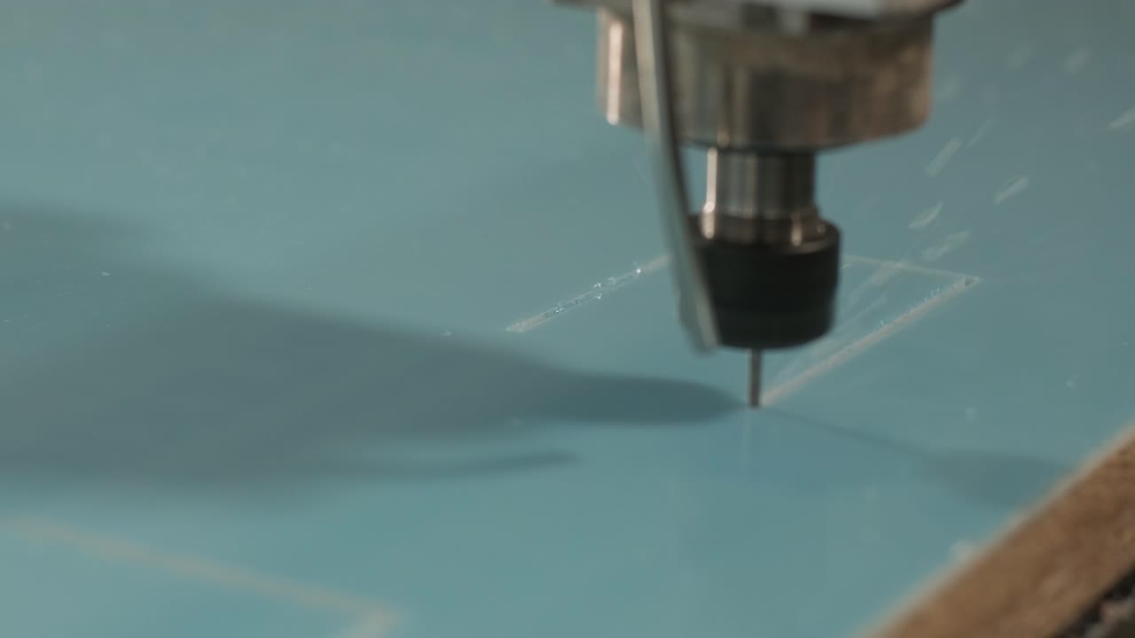 cnc резная машина на работе, резка акриловых пластиковых листов. производство рекламных знаков